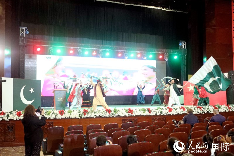 启动仪式现场，巴基斯坦艺术家进行文艺表演。人民网 汉南·吉拉尼摄